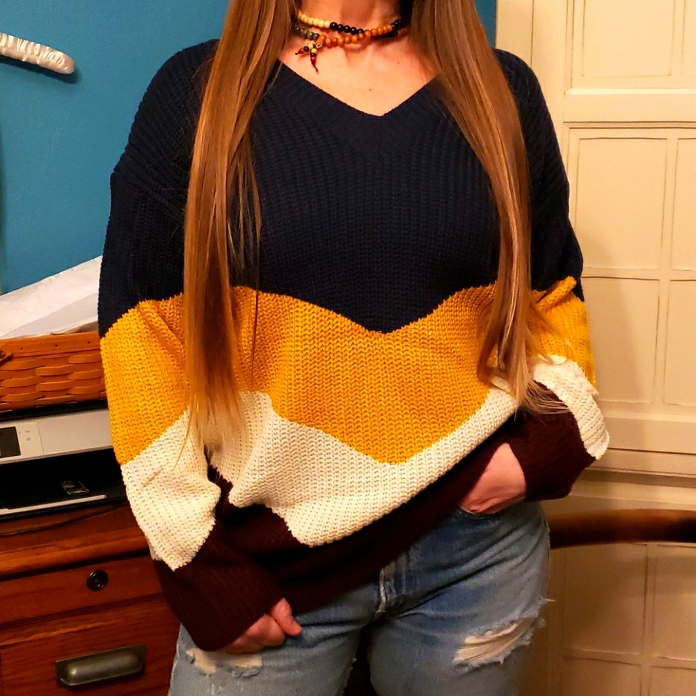 Stylish Chevron V-Neck In Perfect Color Blend- NEW - Picture 10 of 11